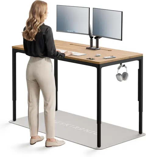 Bureau assis-debout Desktronic HomeMax en position debout, plateau chêne et double écran