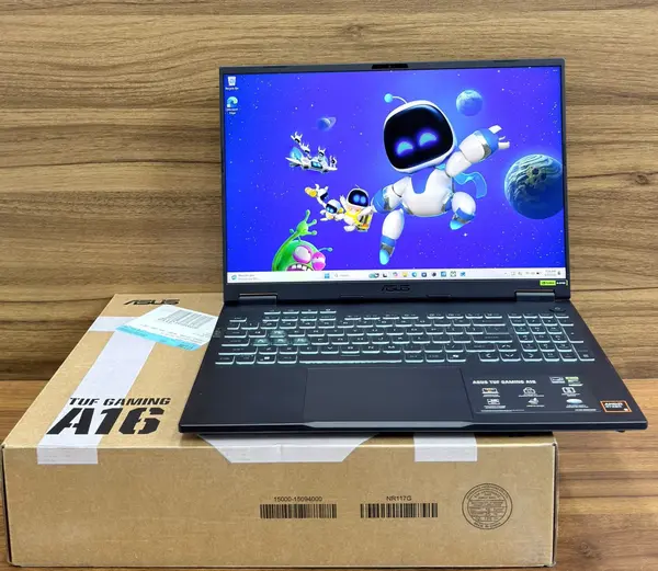ASUS TUF Gaming A16 ouvert sur son carton, clavier rétroéclairé allumé