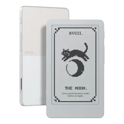 Boox Picco argentée vue de face et de dos, carte de tarot illustrée sur son écran e-ink de 3,97 pouces