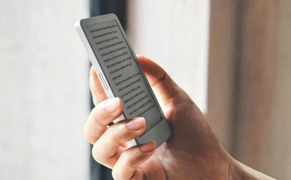Boox Picco tenue dans une main, une page de texte affichée sur son écran e-ink de 3,97 pouces