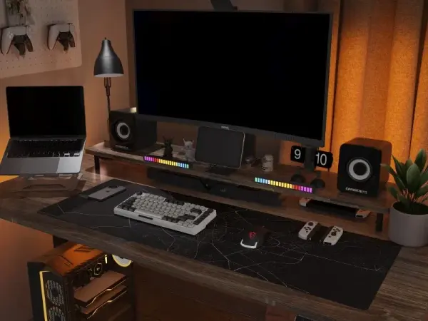 Bureau gaming FlexiSpot GT6 à plateau aspect bois dans un setup gaming tamisé, écran incurvé et tour PC