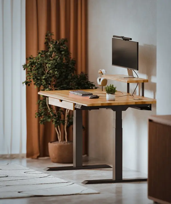 FlexiSpot E7 Hive en hévéa massif avec rehausseur d'écran, dans un coin bureau chaleureux