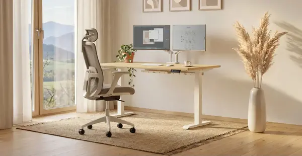 Bureau assis-debout Desktronic Home One, plateau chêne et cadre blanc, avec chaise SitOne grise et double écran dans un bureau lumineux