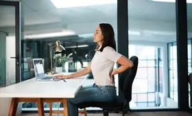 Position assise et douleur au bureau : régler son poste