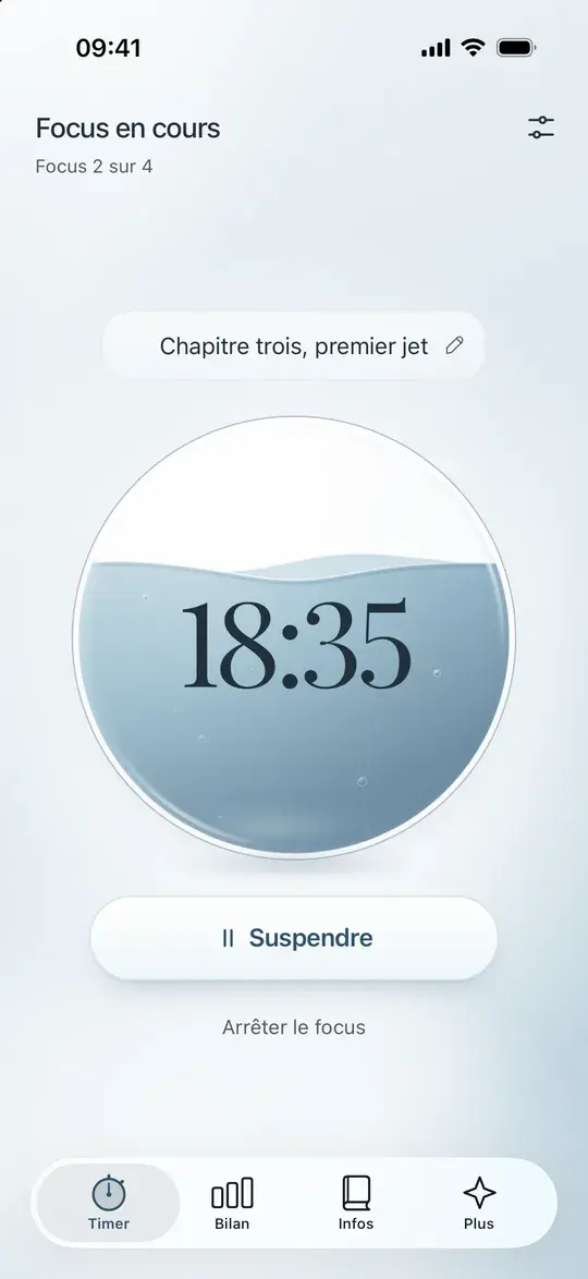 L’écran Timer de Calm Pomodoro pendant un focus : l’intention au-dessus, le verre d’eau avec le temps restant, le bouton Suspendre.