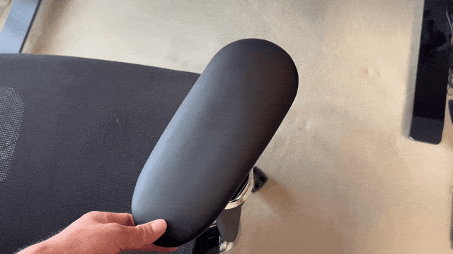 Accoudoir 360° de la Flexispot C7 Morpher orienté à la main