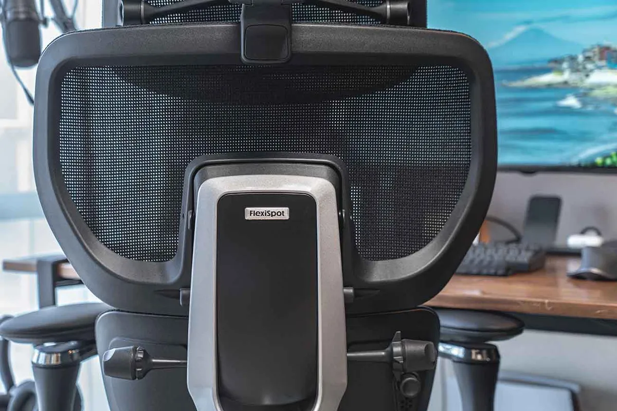 Dossier en maille de la Flexispot C7 Morpher dans un setup de bureau
