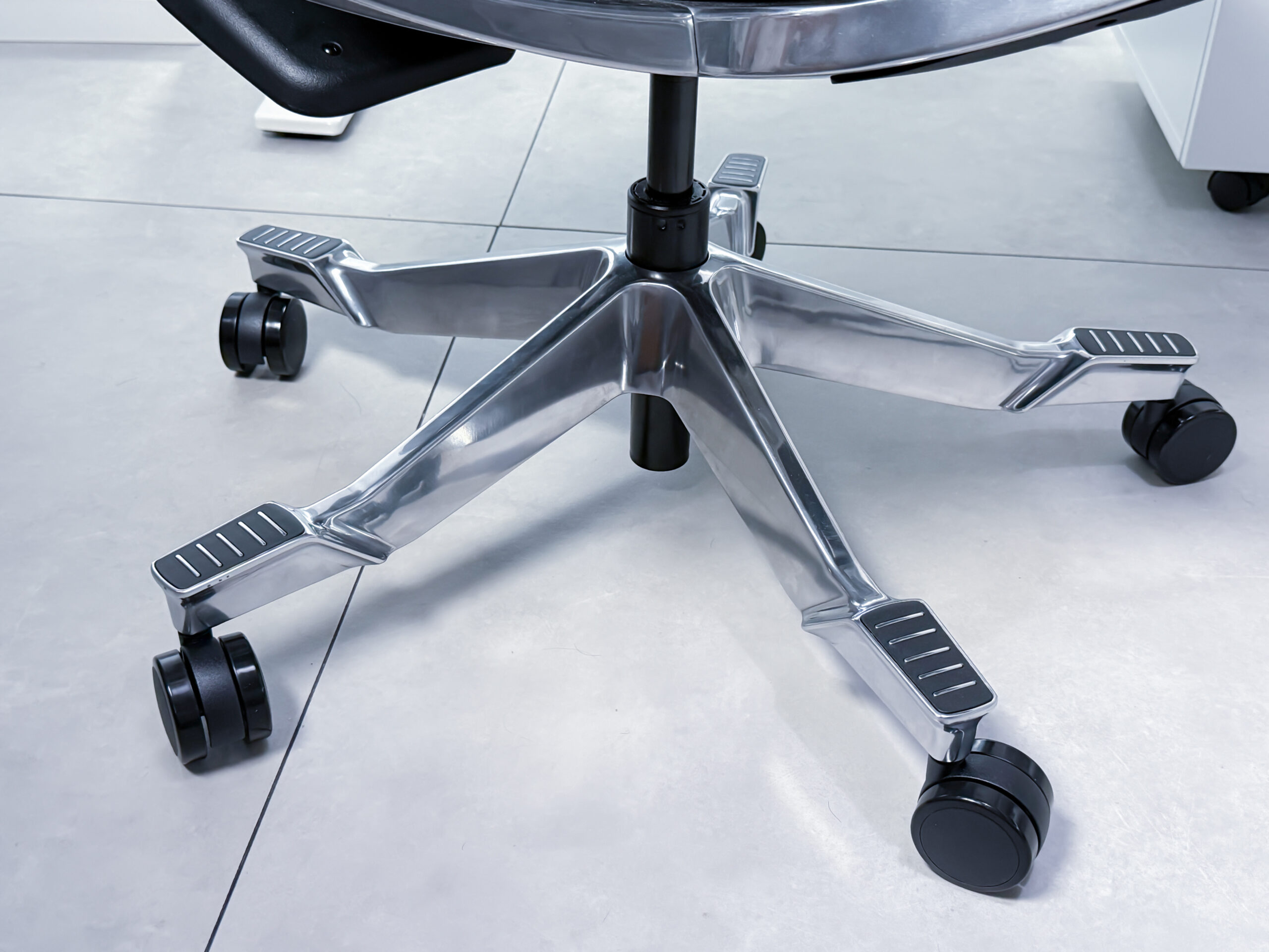 Piétement chromé en étoile et roulettes de la Flexispot C7 Morpher
