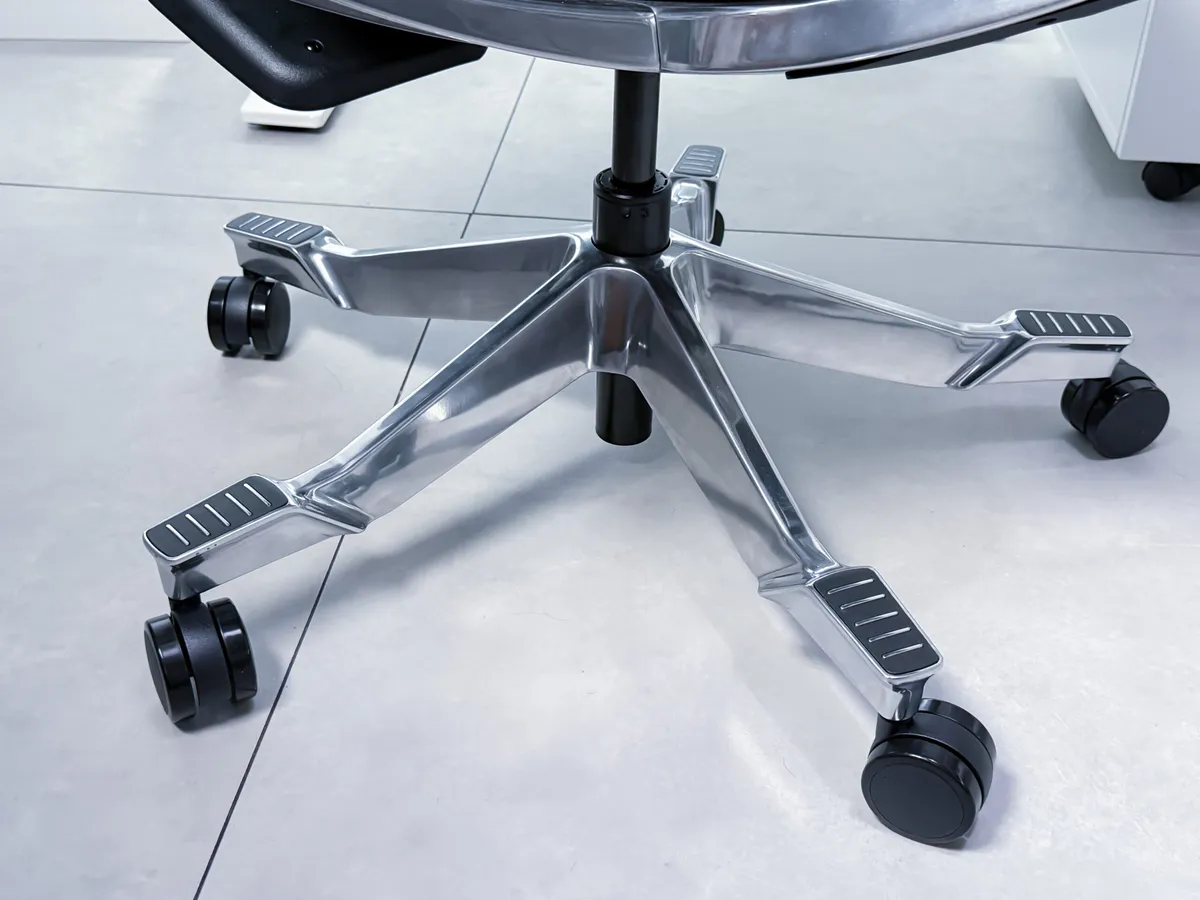 Piétement chromé en étoile et roulettes de la Flexispot C7 Morpher