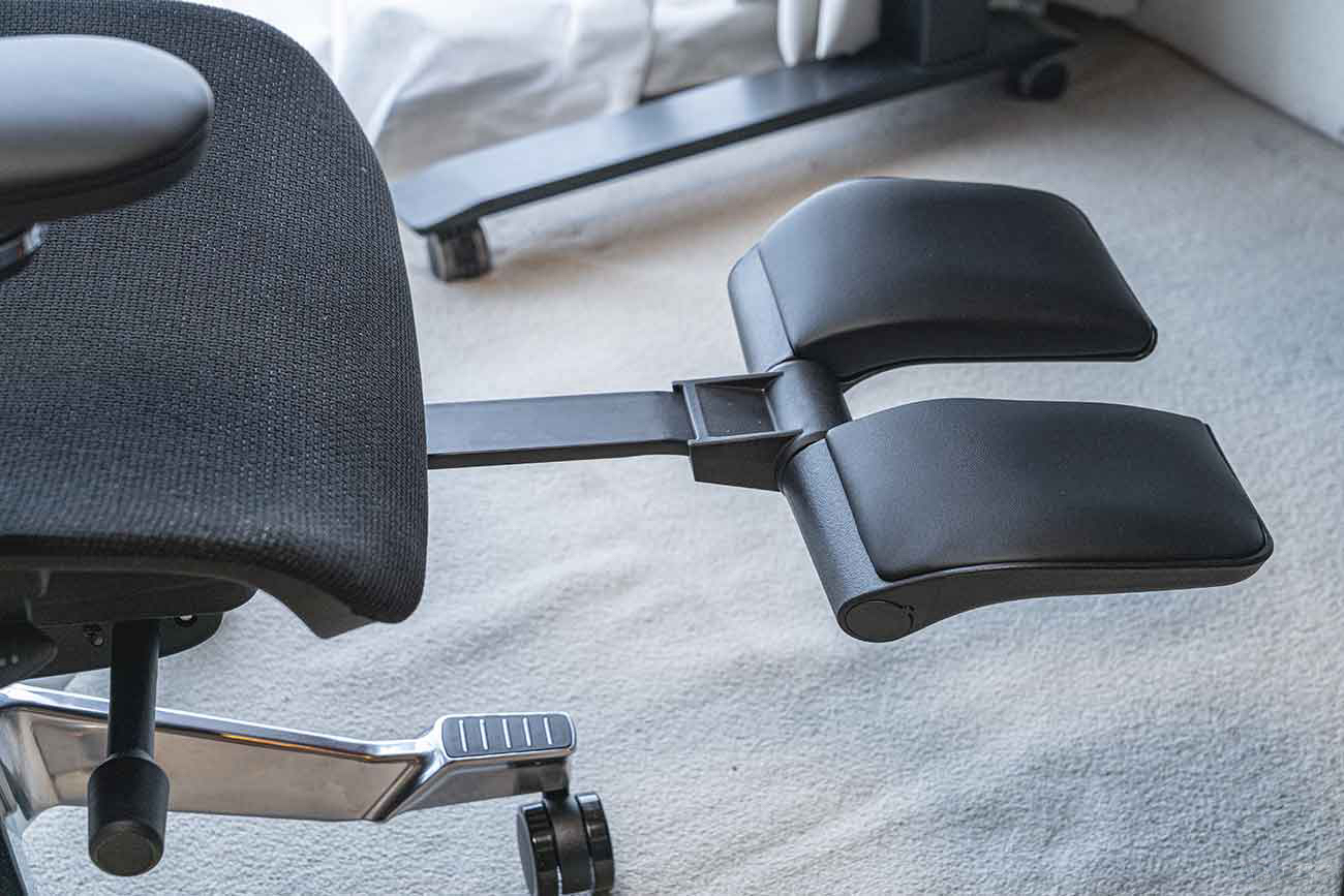 Repose-pied escamotable déployé sous l'assise de la Flexispot C7 Morpher