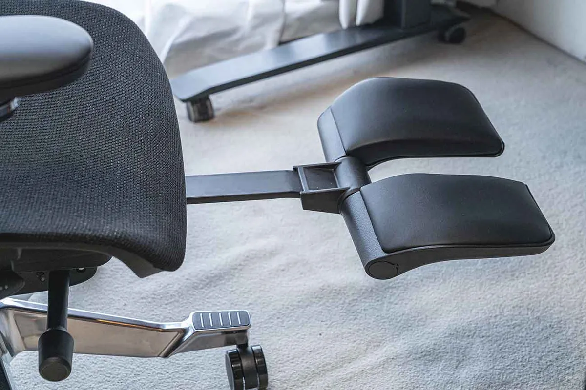 Repose-pied escamotable déployé sous l'assise de la Flexispot C7 Morpher
