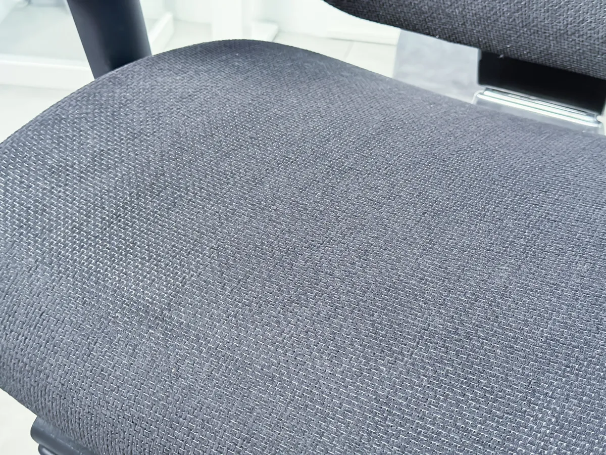 Gros plan sur la maille tissée de l'assise de la Flexispot C7 Morpher