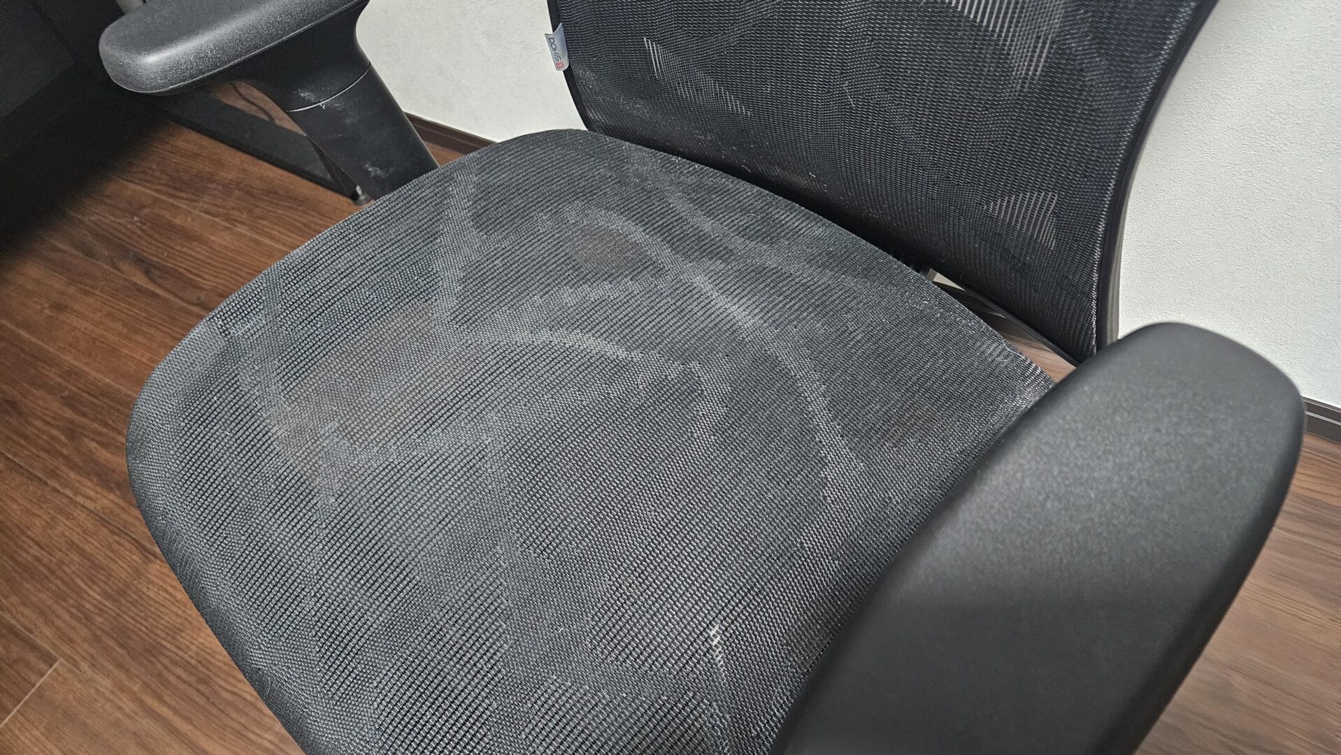 Assise en maille respirante et accoudoir de la Sihoo M57
