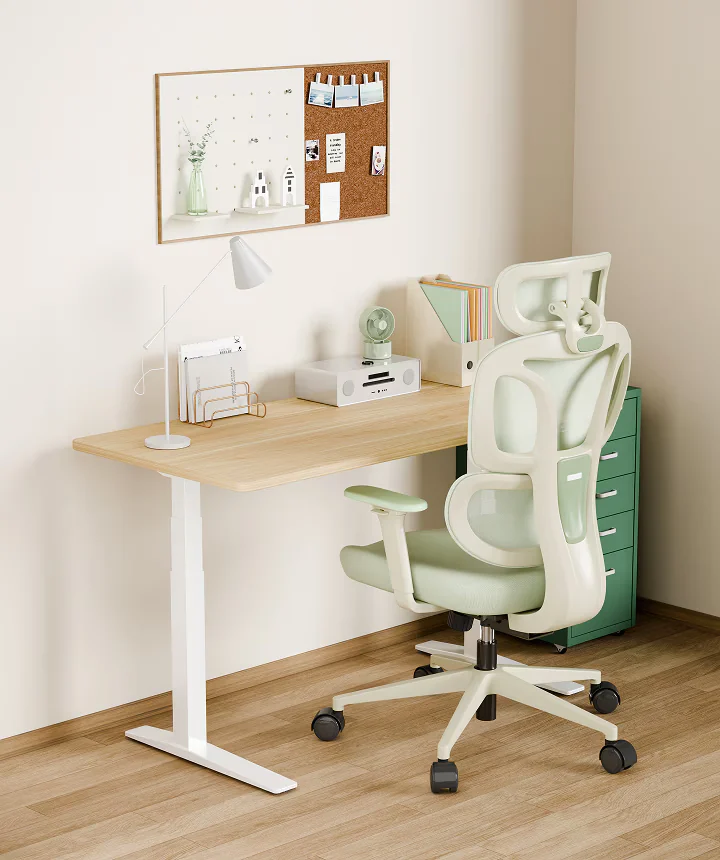 Chaise Flexispot BS5 vert sauge vue de dos, son dossier en maille respirante, devant un bureau en bois