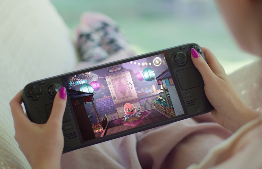 Gros plan sur les commandes du Steam Deck OLED : bouton power et gâchettes à gauche, boutons ABXY et stick à droite