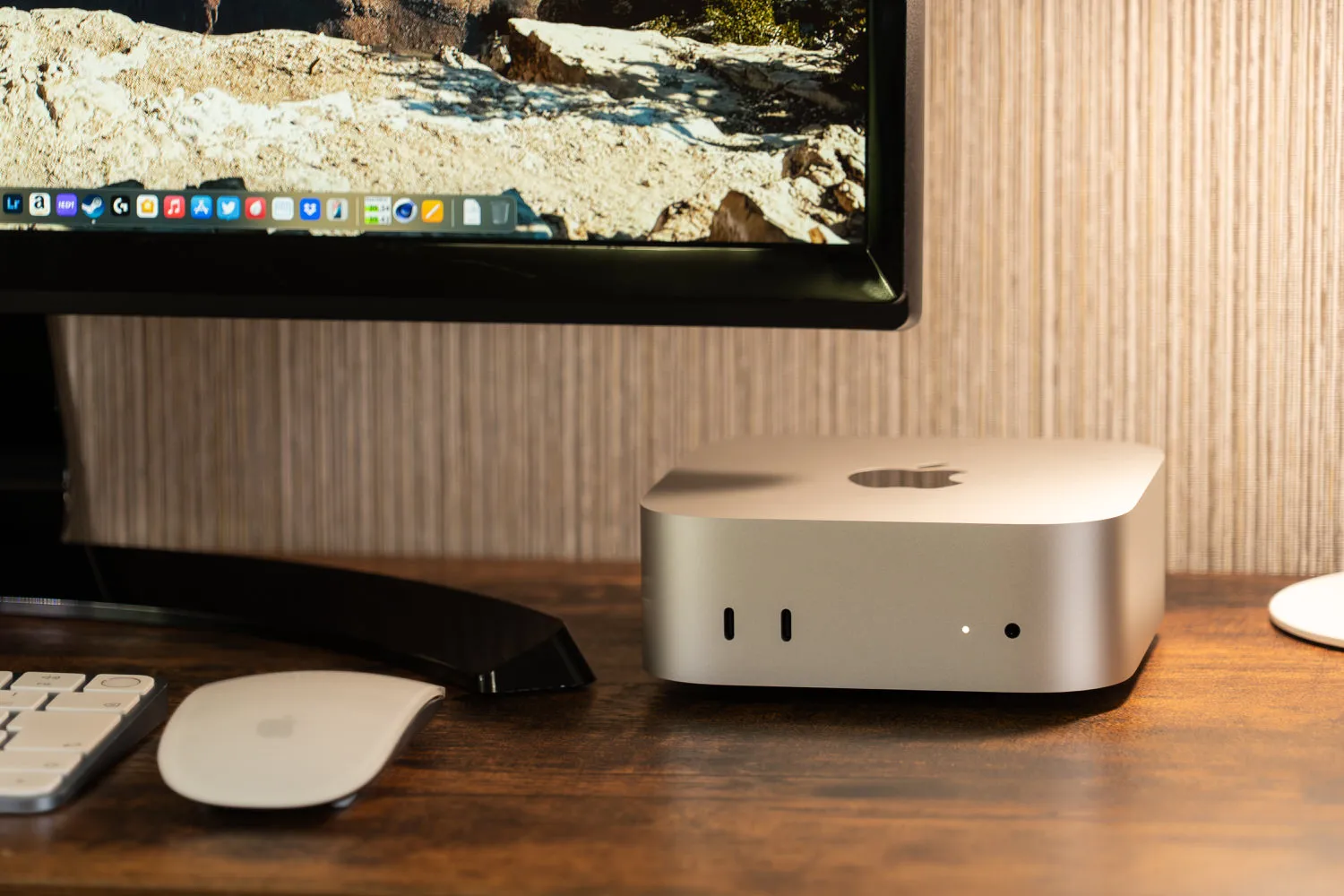 Mac Mini M4 posé sur un bureau, à côté d'une Magic Mouse et d'un clavier Apple