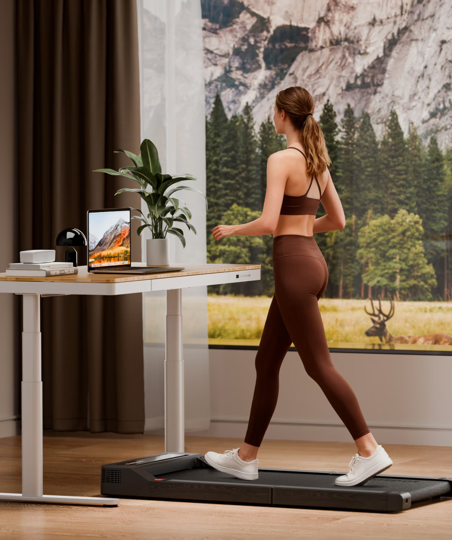 Femme marchant sur le tapis de marche Flexispot PortaGo sous un bureau assis-debout