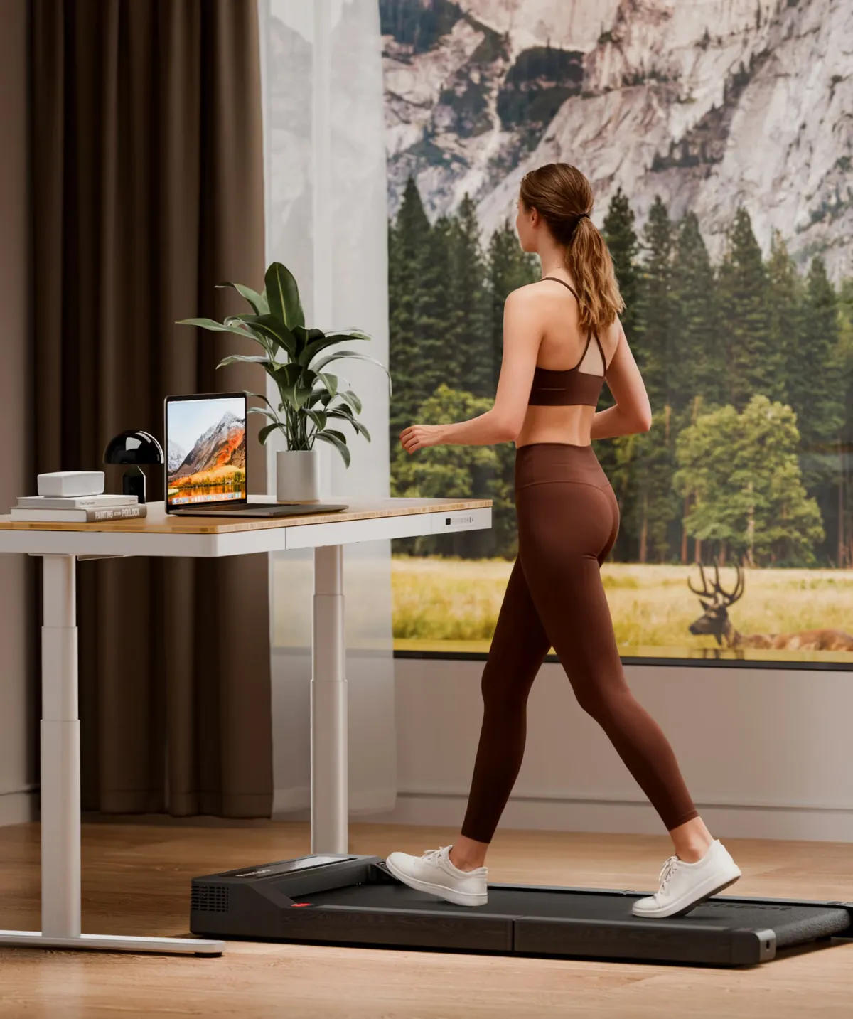 Femme marchant sur le tapis de marche Flexispot PortaGo sous un bureau assis-debout