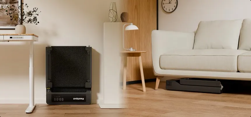 Tapis de marche pliable rangé à la verticale près d'un bureau et glissé sous un canapé