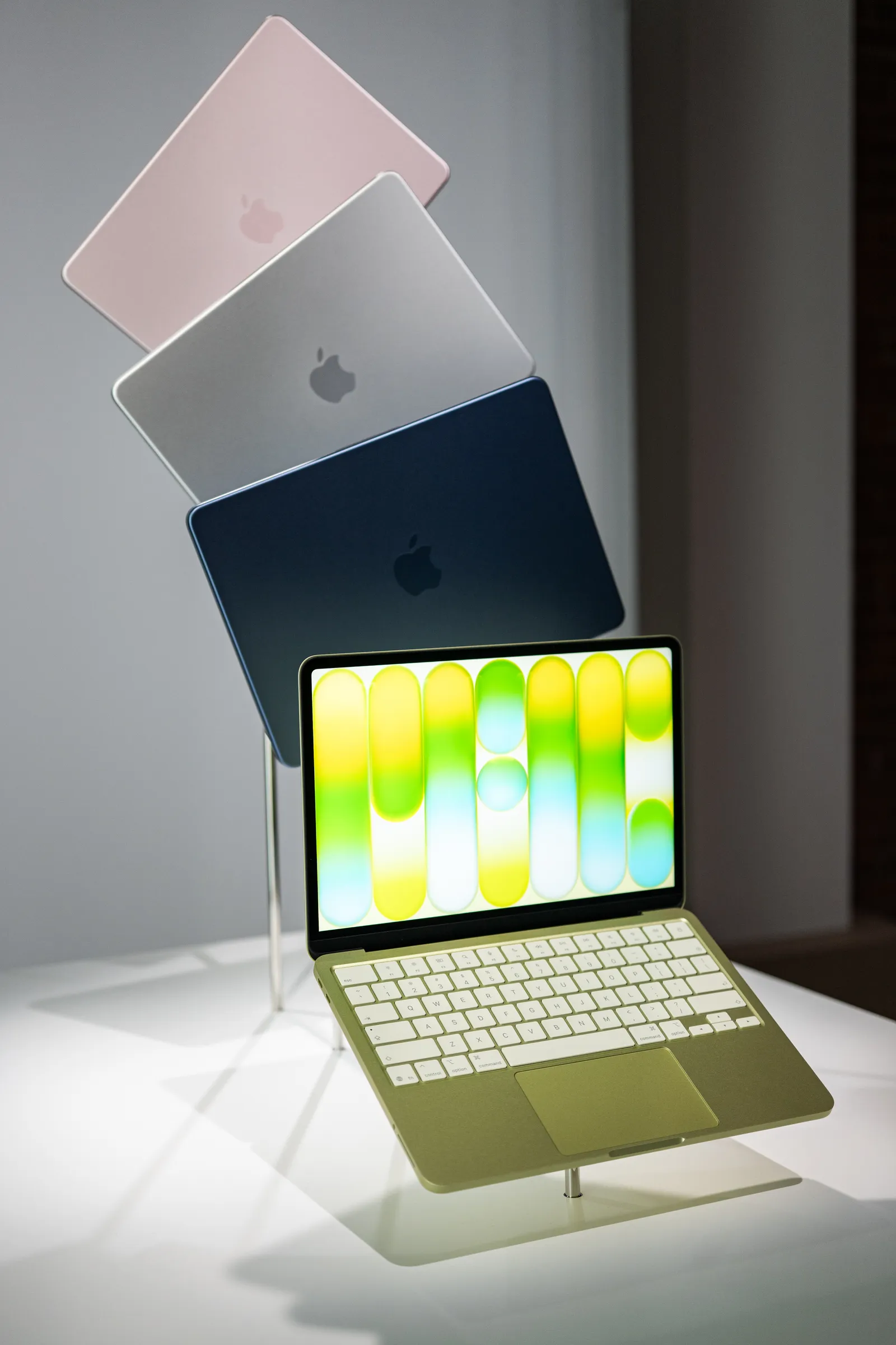 Les quatre coloris du MacBook Neo : blush, argent, indigo et citrus