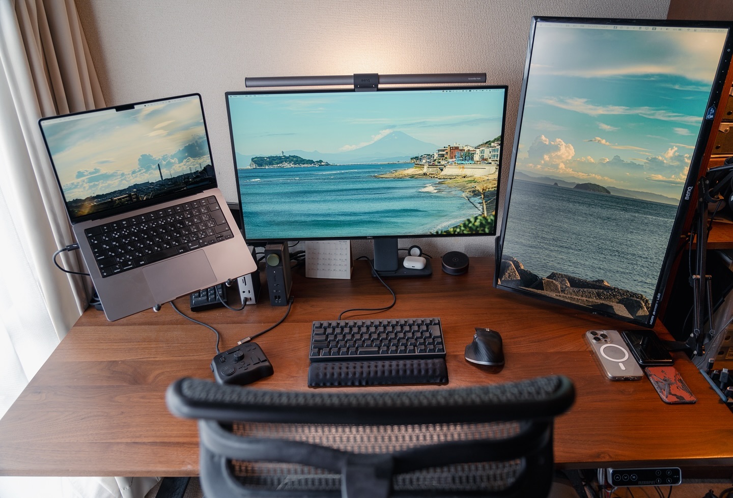 Bureau nomade avec MacBook, écran paysage et écran vertical