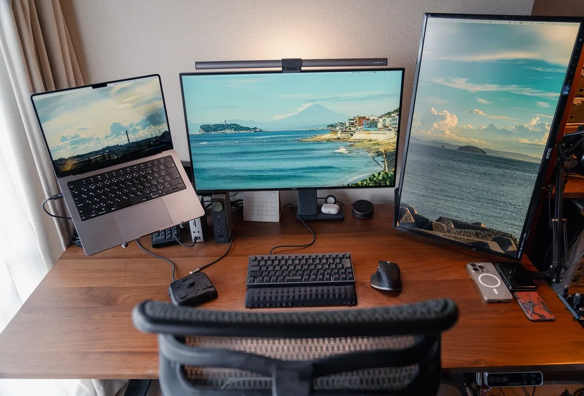 Bureau nomade avec MacBook, écran paysage et écran vertical
