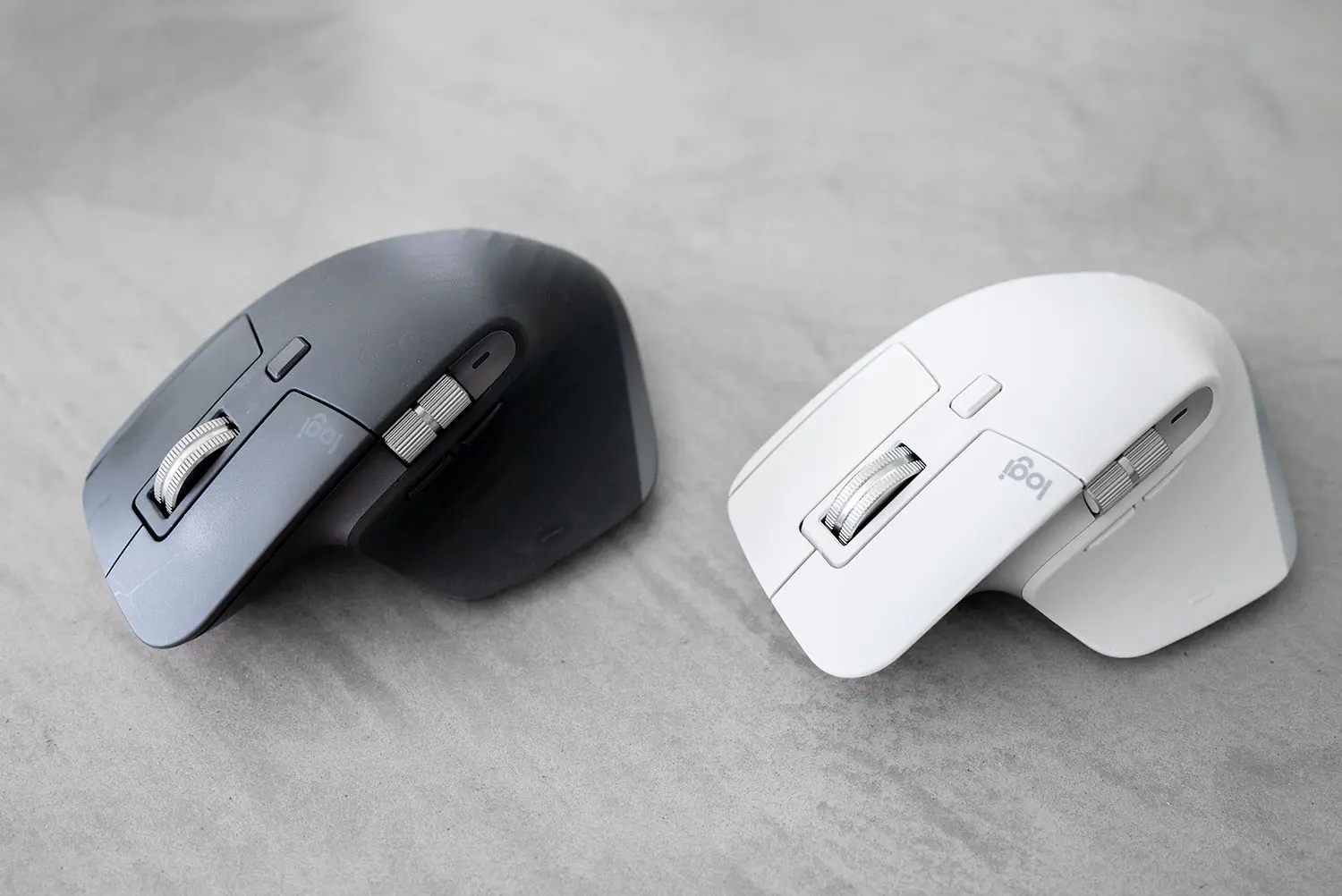 Logitech MX Master 3S en coloris graphite et gris pâle côte à côte, profil sculpté