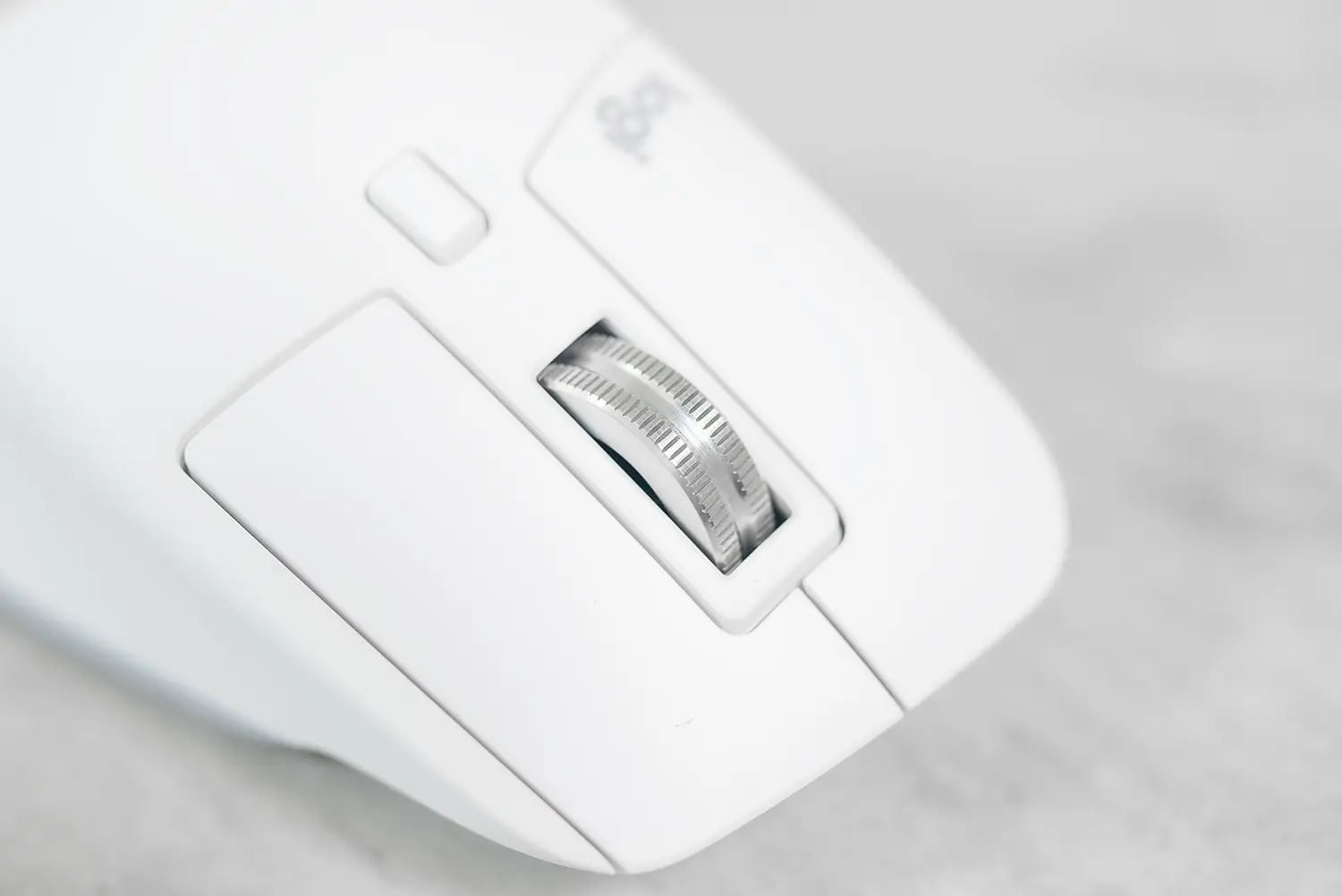 Gros plan sur la molette MagSpeed crantée de la Logitech MX Master 3S