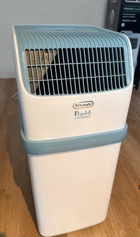 De'Longhi Pinguino Compact ES72 YOUNG vue de face, grille et logo Pinguino