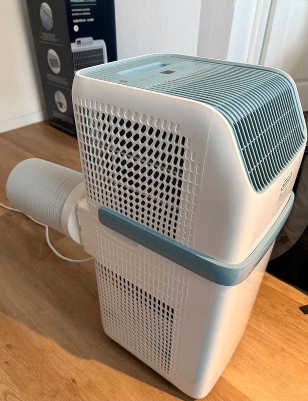 De'Longhi Pinguino Compact vue arrière avec le tuyau d'évacuation branché