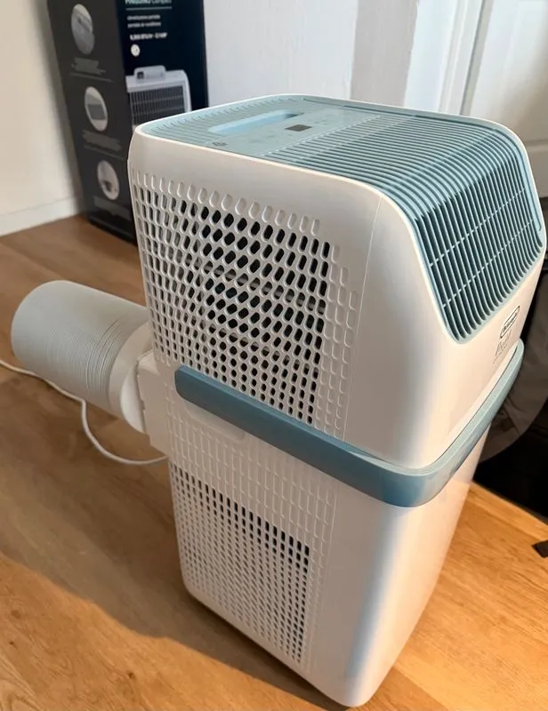De'Longhi Pinguino Compact vue arrière avec le tuyau d'évacuation branché