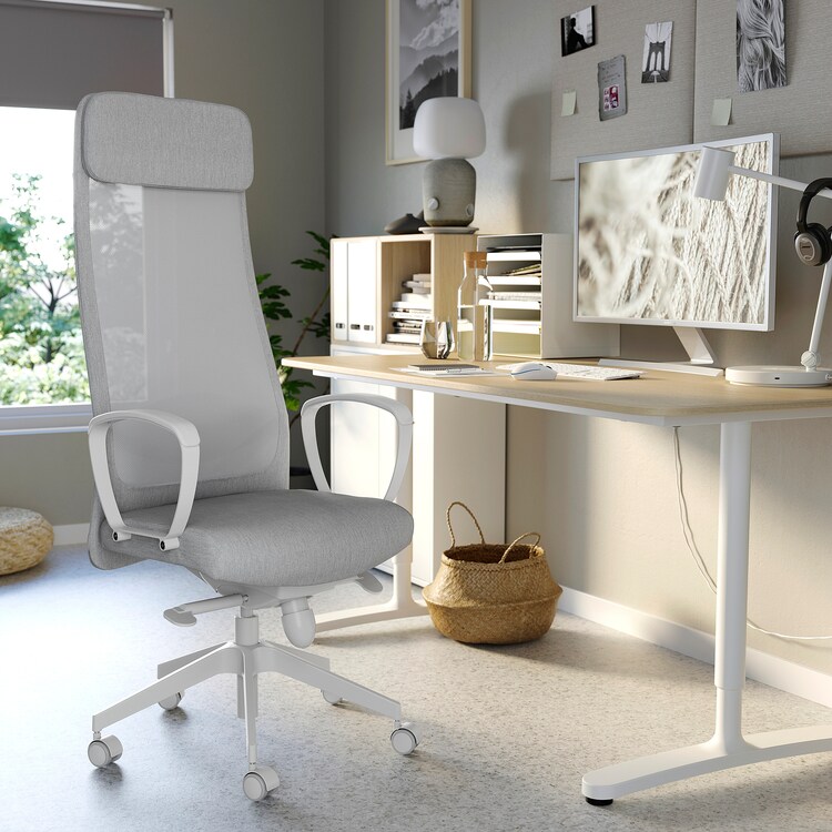 Chaise IKEA MARKUS gris clair, grand dossier en maille avec appui-tête intégré