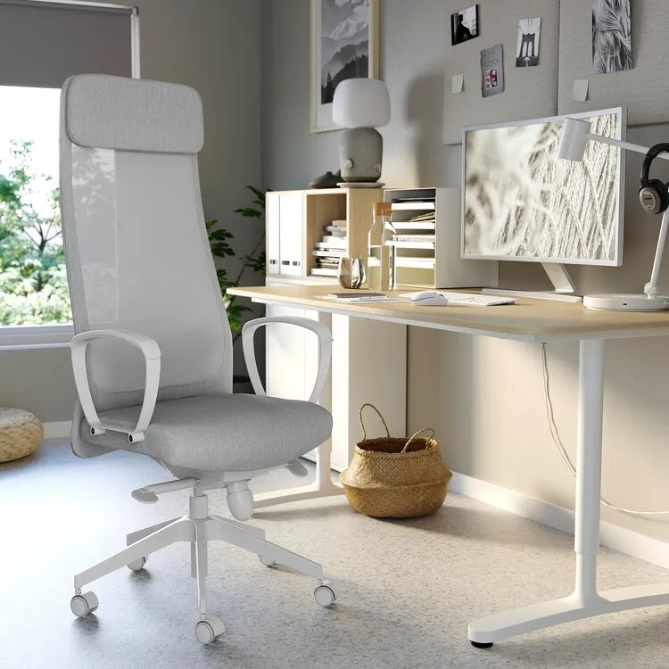 Chaise IKEA MARKUS gris clair, grand dossier en maille avec appui-tête intégré