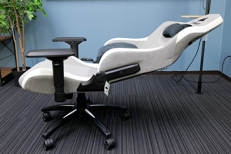 Chaise Corsair T3 RUSH Fabric vue de profil, dossier incliné presque à plat