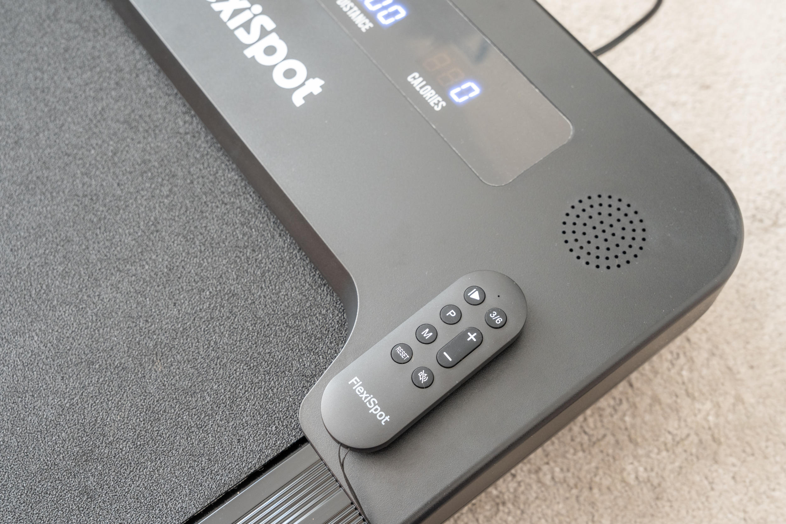 Télécommande magnétique du Flexispot MotionX aimantée sur le châssis, près de l'écran LED