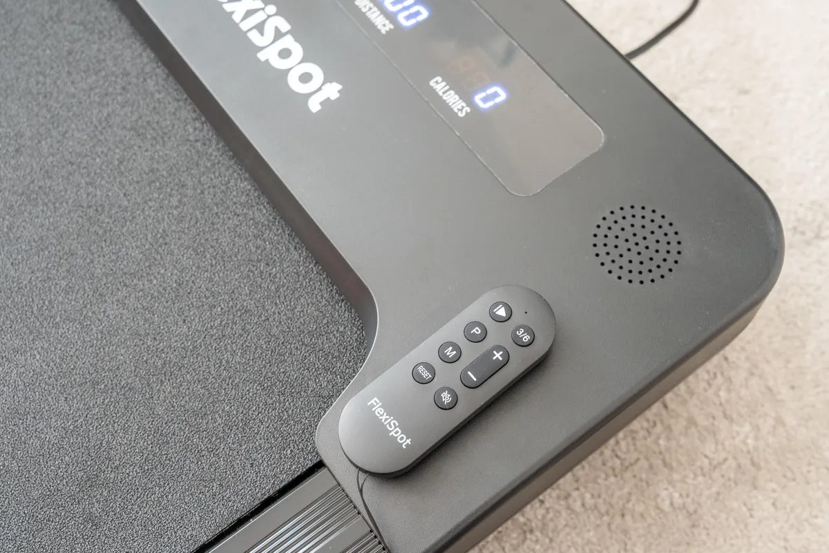 Télécommande magnétique du Flexispot MotionX aimantée sur le châssis, près de l'écran LED