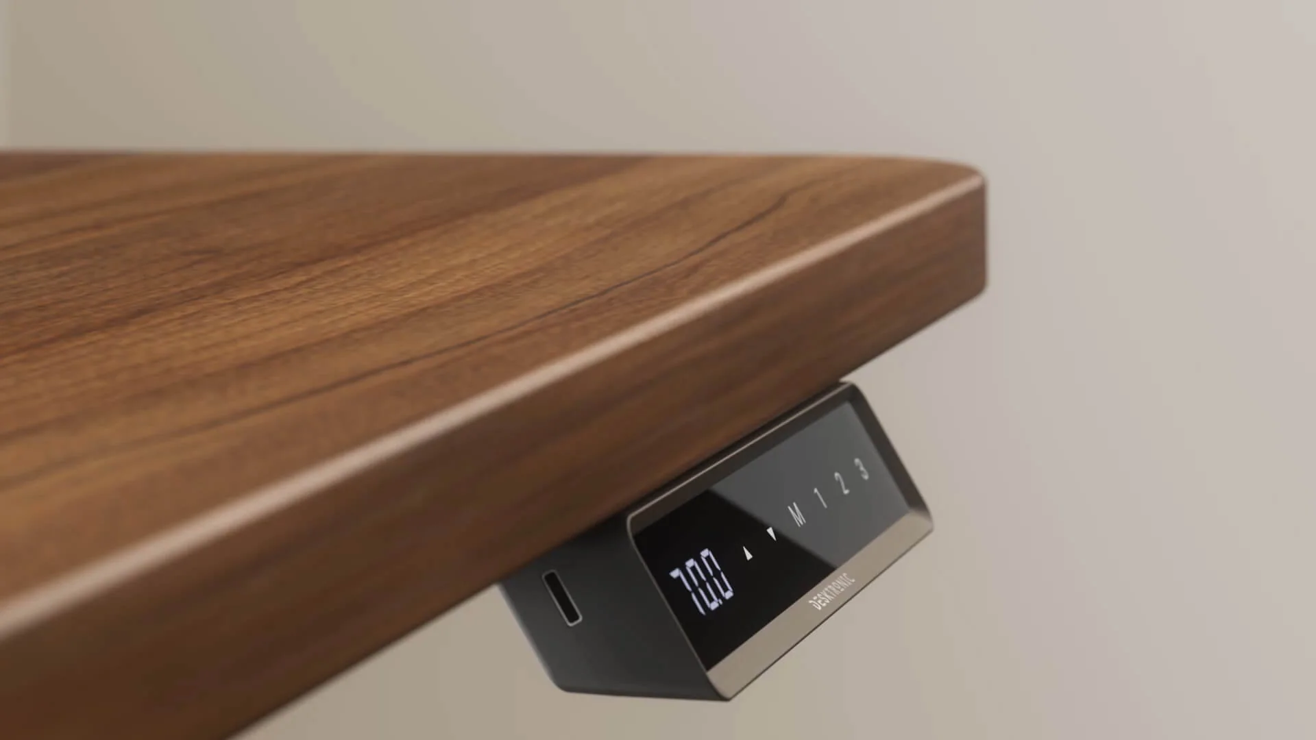 Commande tactile du Desktronic HomePro avec écran de hauteur, mémoires et port USB-C, sous un plateau noyer