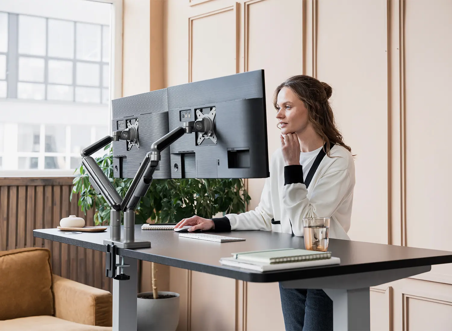 Desktronic HomePro en position haute avec deux écrans sur bras articulés dans un bureau lumineux