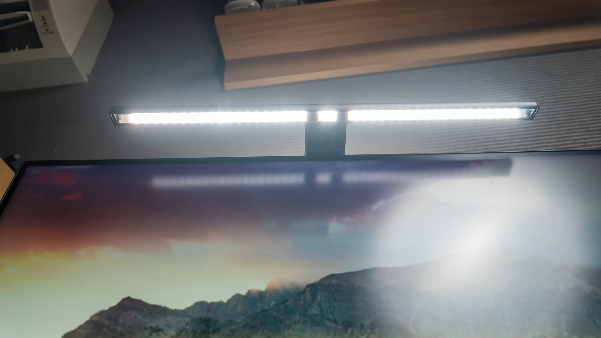 Barre lumineuse avant de la BenQ ScreenBar Halo 2 éclairant l'écran, vue de dessous