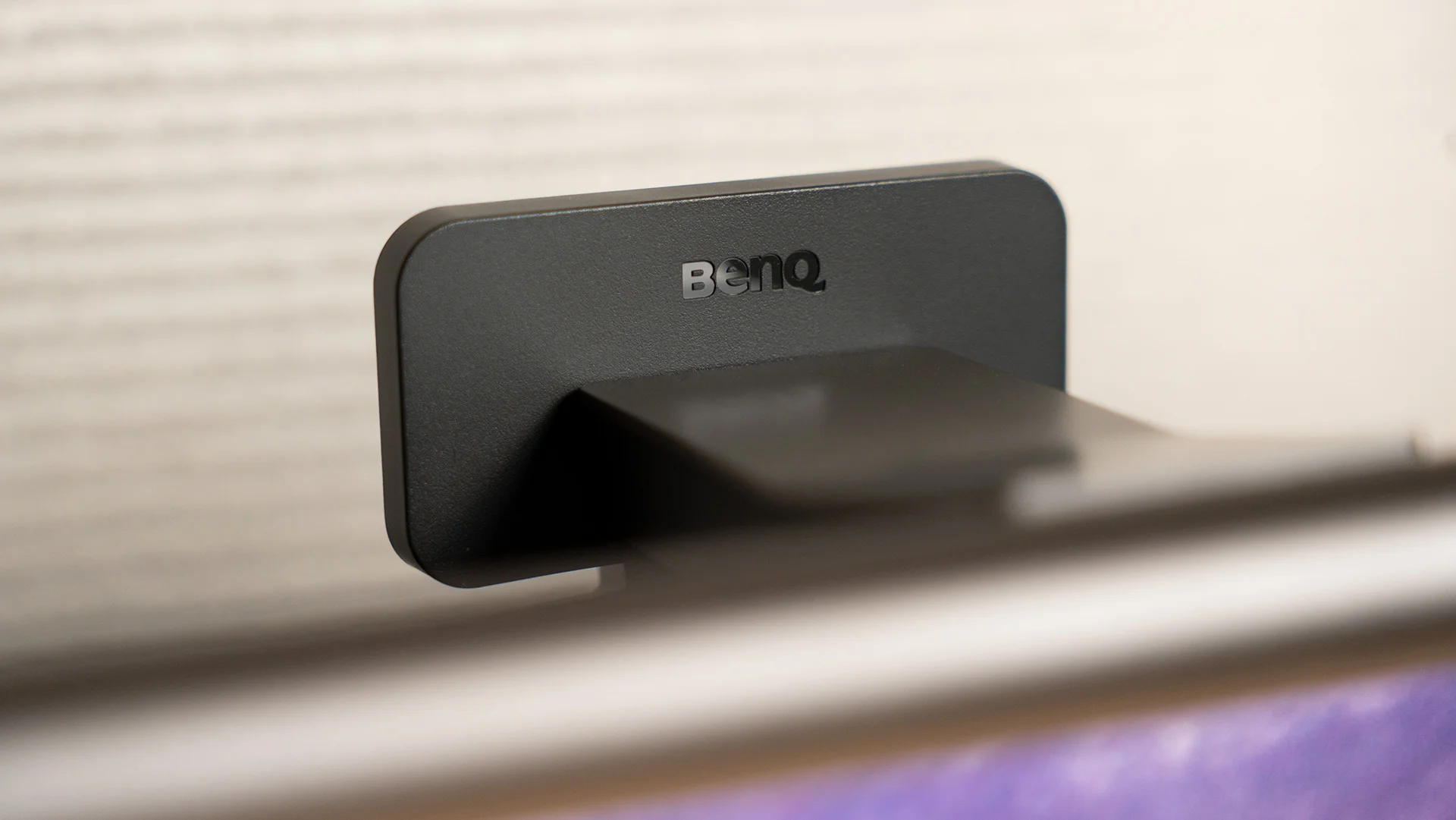 Support de fixation BenQ à l'arrière de la ScreenBar Halo 2 posé sur un écran