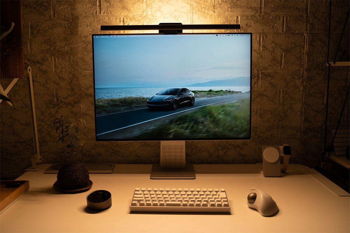 Bureau éclairé par la BenQ ScreenBar Halo 2 en lumière chaude 2700K le soir