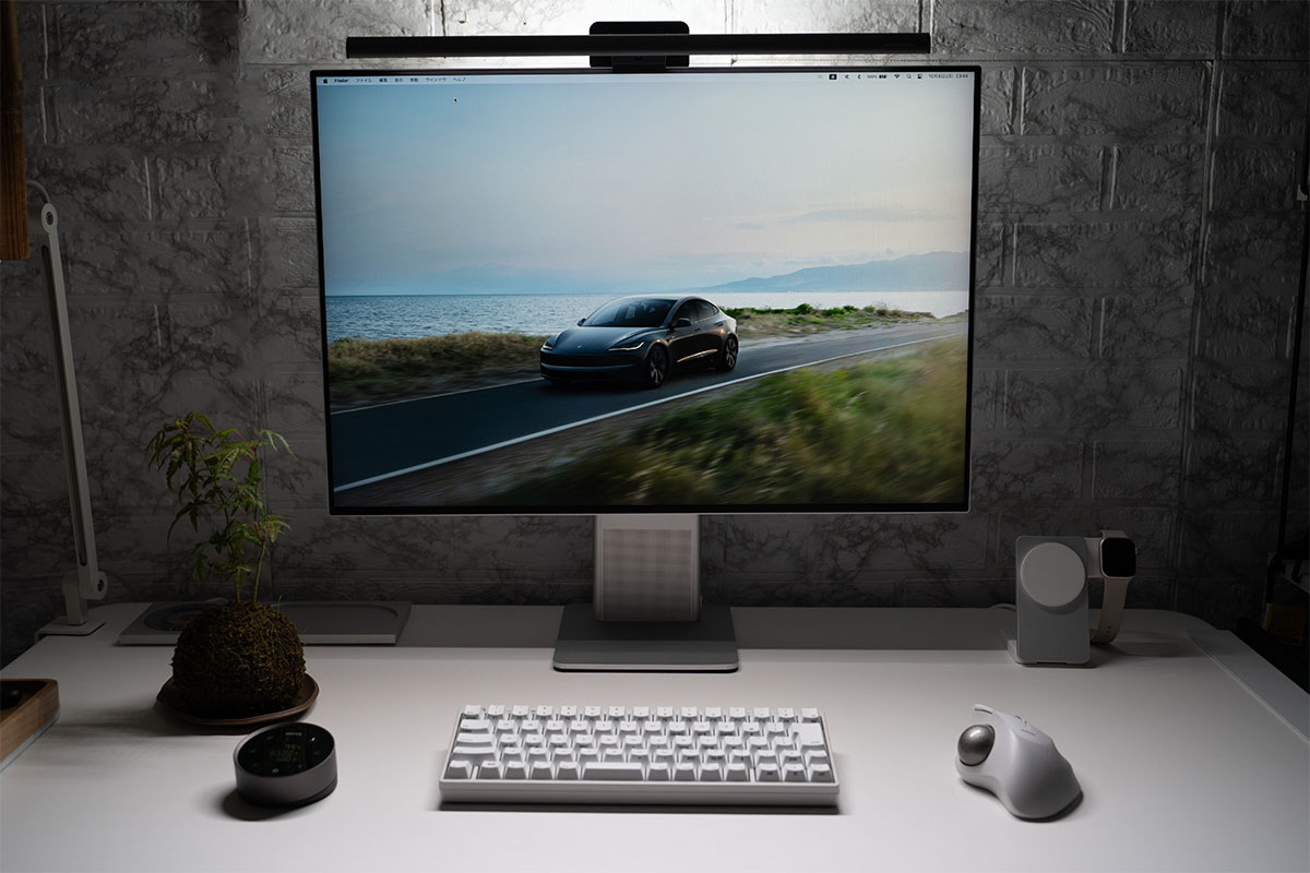 Même bureau éclairé par la BenQ ScreenBar Halo 2 en lumière blanche froide 6500K