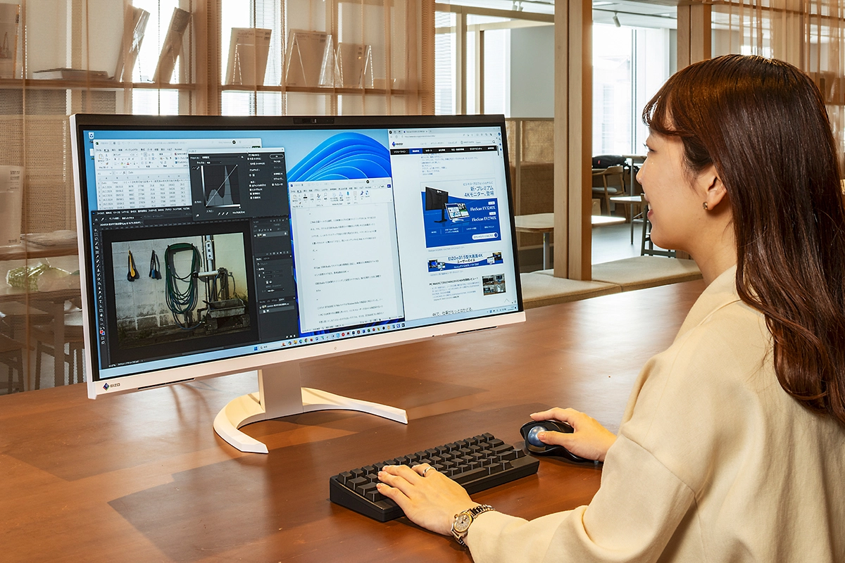 Le même bureau en configuration ultrawide, un seul écran large à la place des deux moniteurs