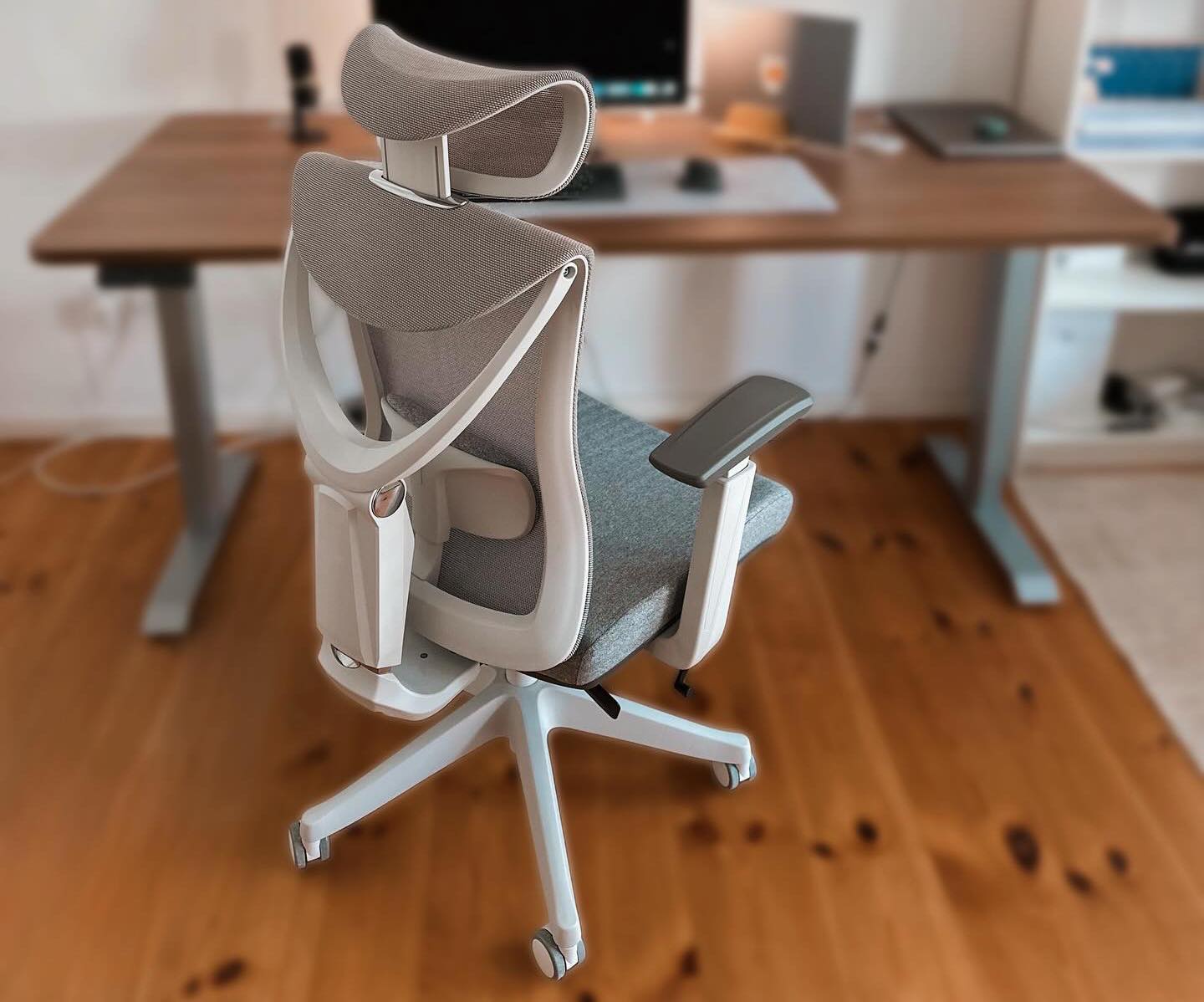 Chaise Desktronic SitPro vue de trois-quarts arrière, dossier en maille et appui-tête