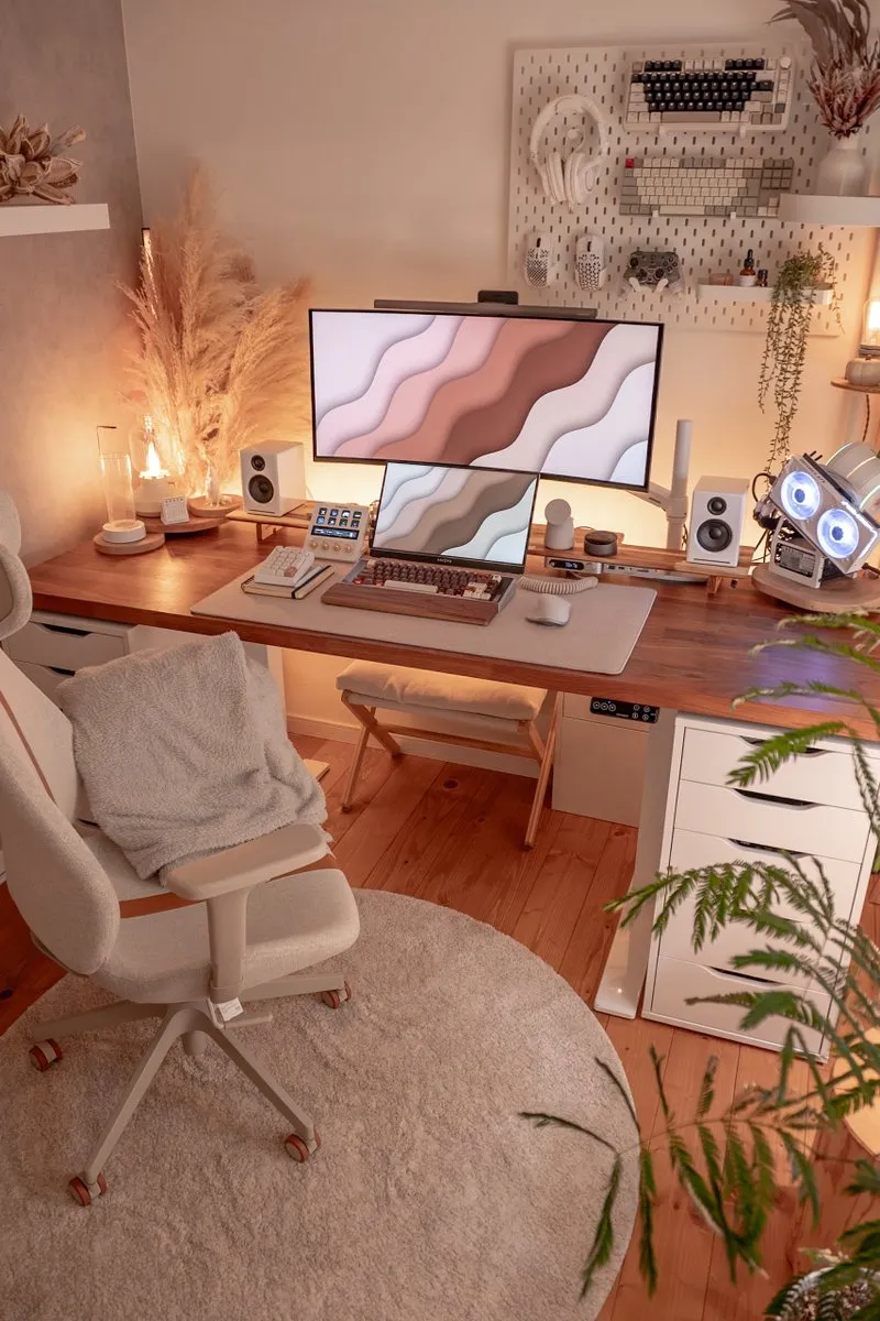 Bureau cosy à lumière chaude avec plaid sur la chaise, plante, lampe à poser et tapis rond crème