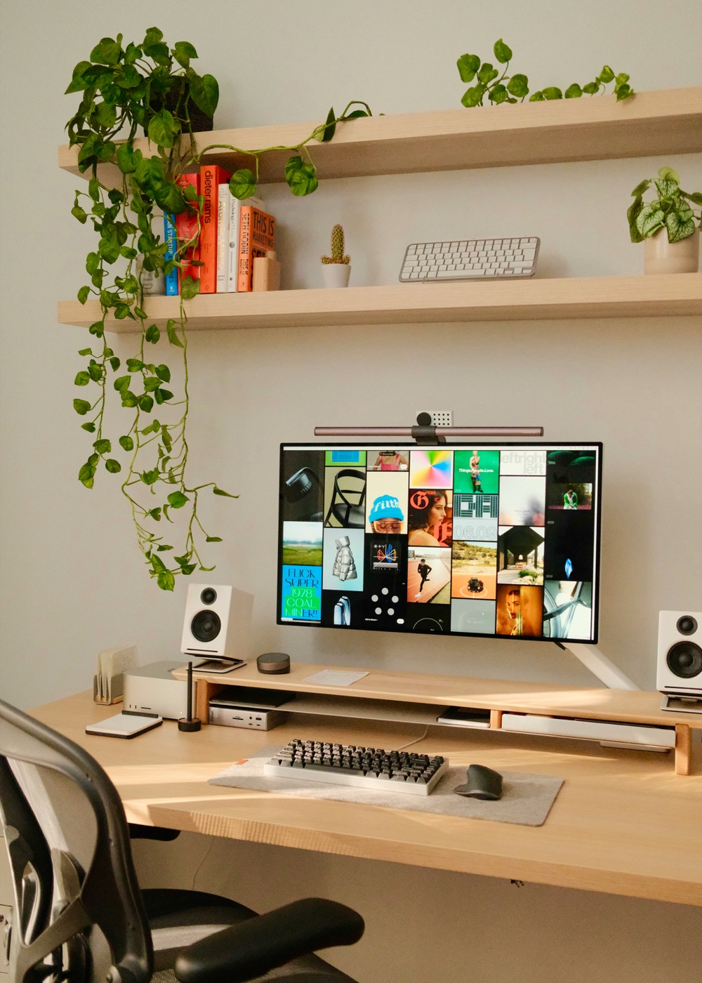 Pothos retombant d'une étagère au-dessus d'un bureau en bois
