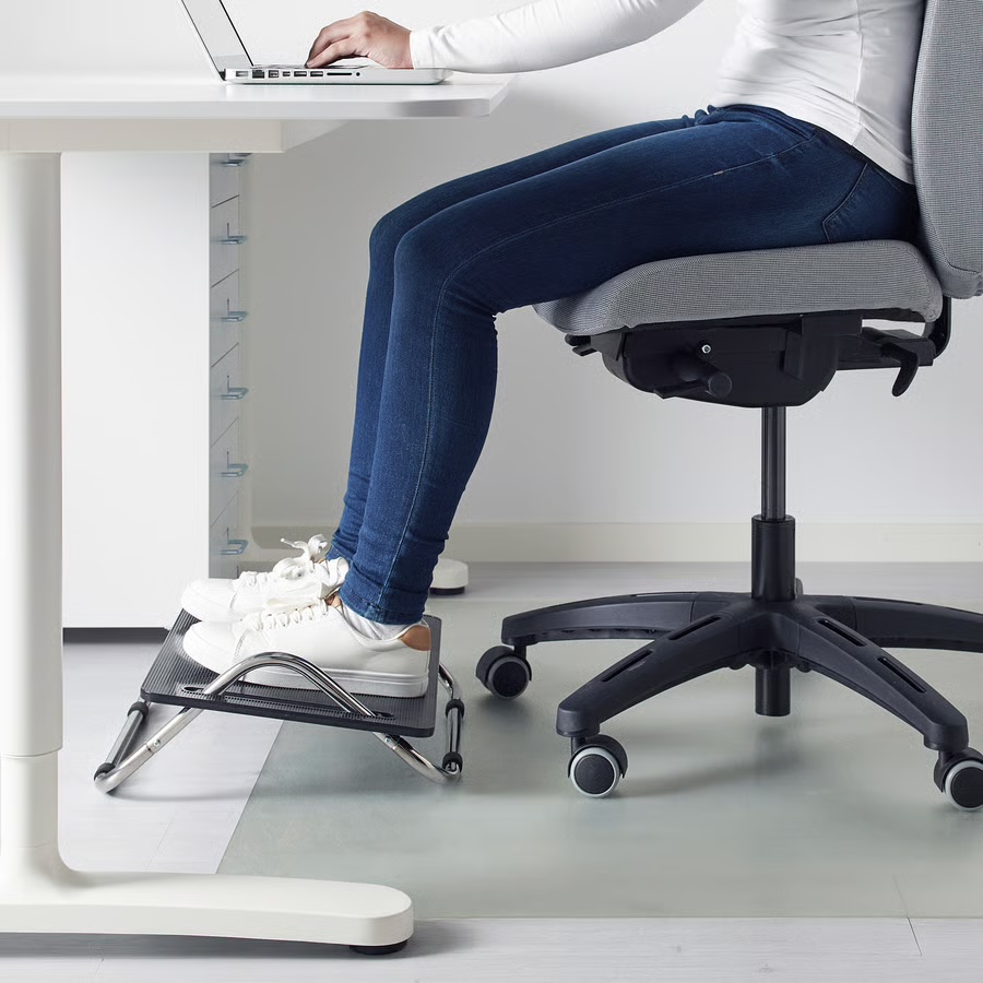 Repose-pieds noir réglable pour poste de travail sur écran