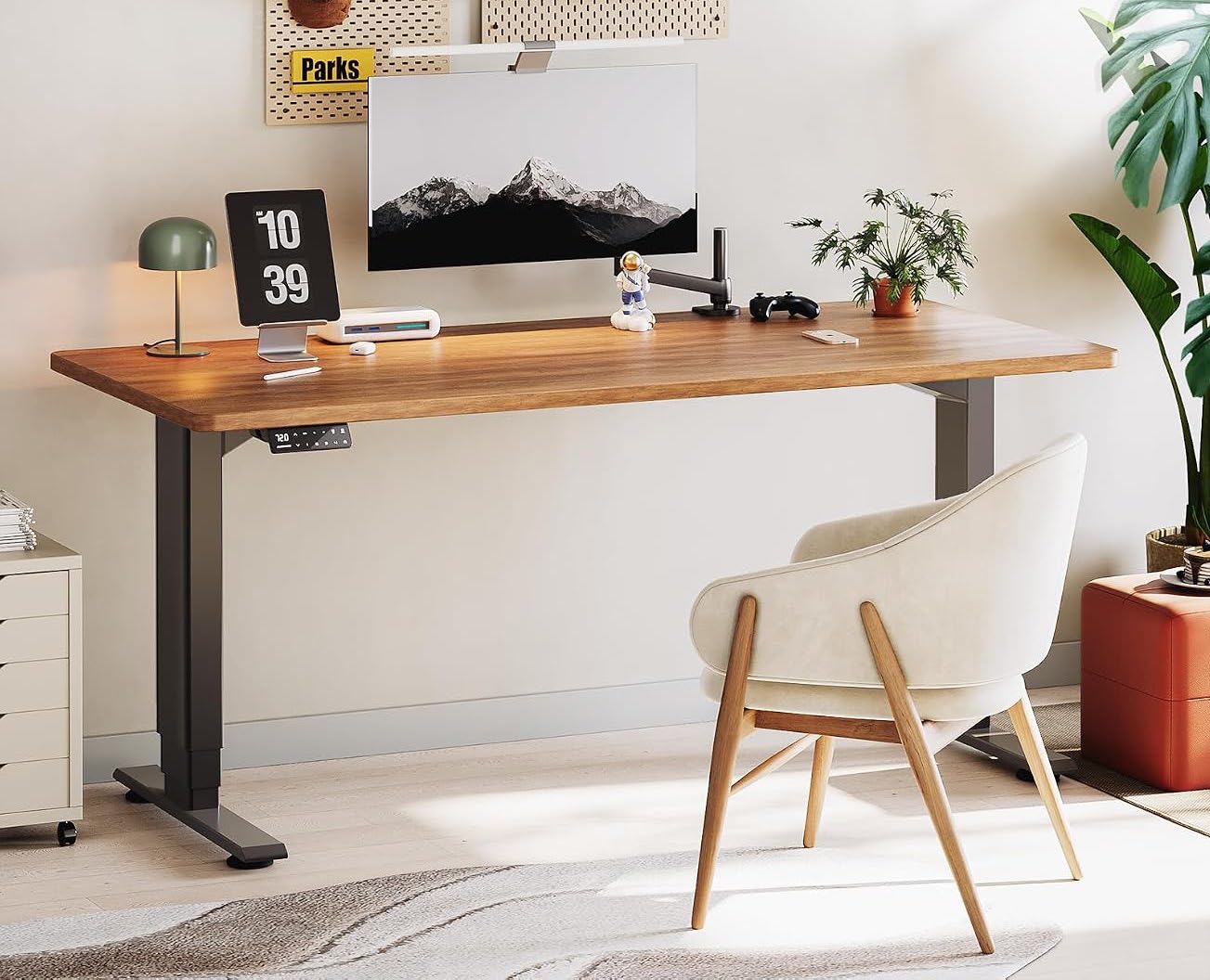 Bureau assis-debout Maidesite T2 Pro à cadre noir et plateau bois dans un salon lumineux