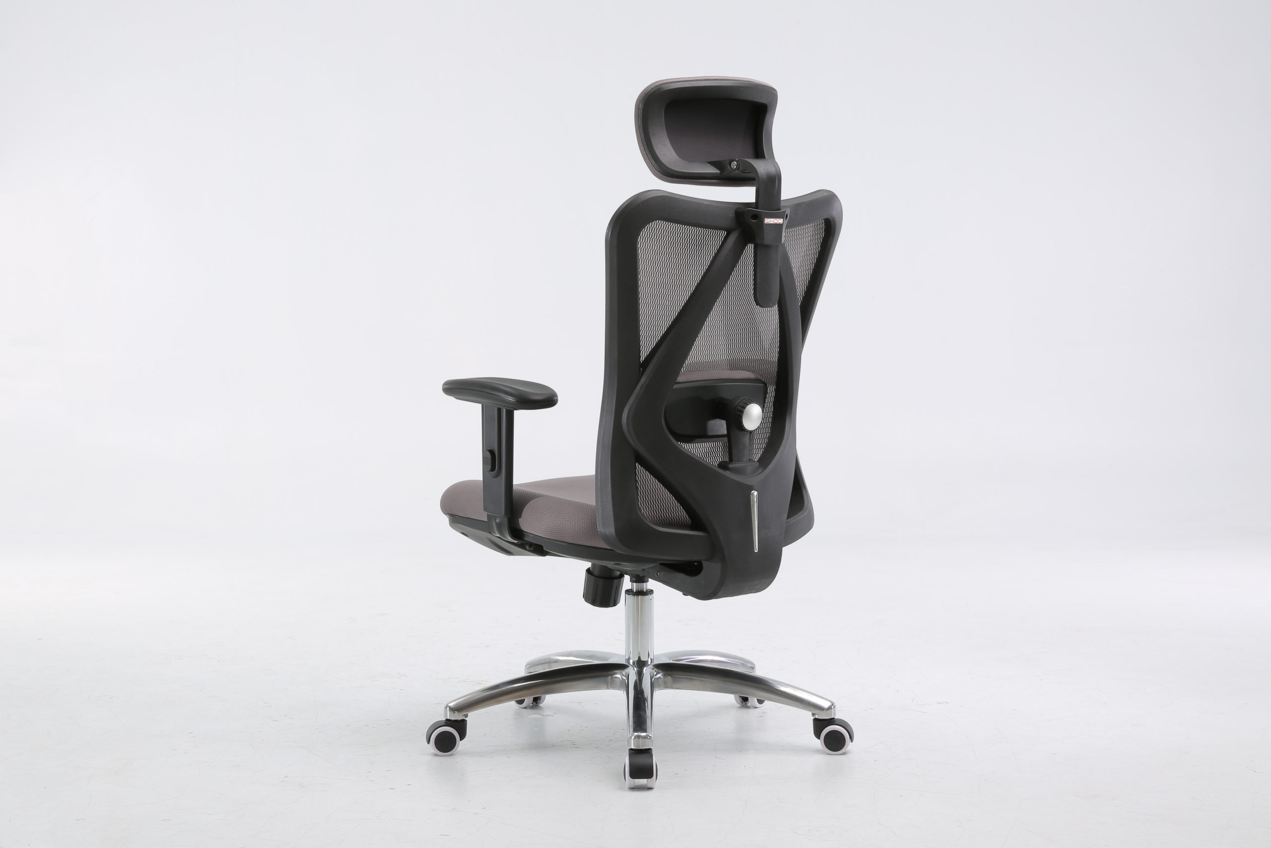 Chaise Sihoo M18 vue de trois quarts arrière, dossier en maille et appui-tête réglable
