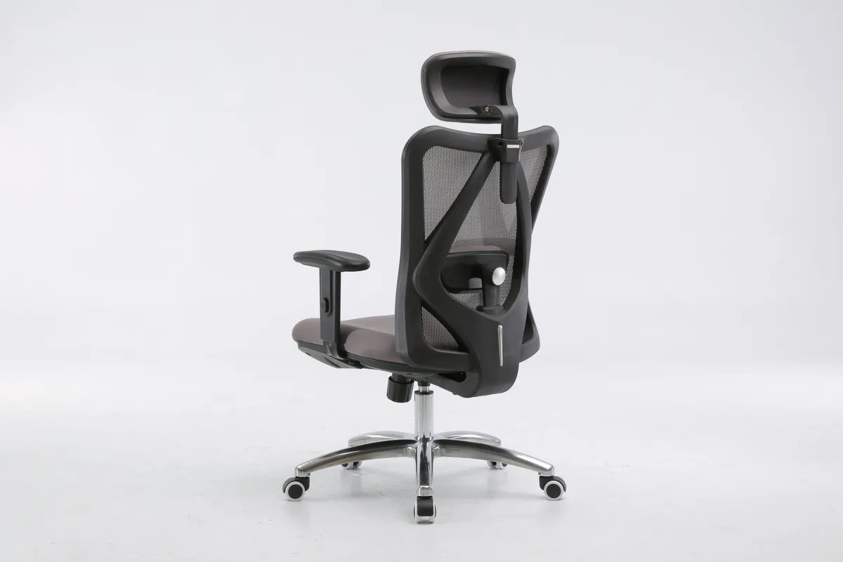 Chaise Sihoo M18 vue de trois quarts arrière, dossier en maille et appui-tête réglable